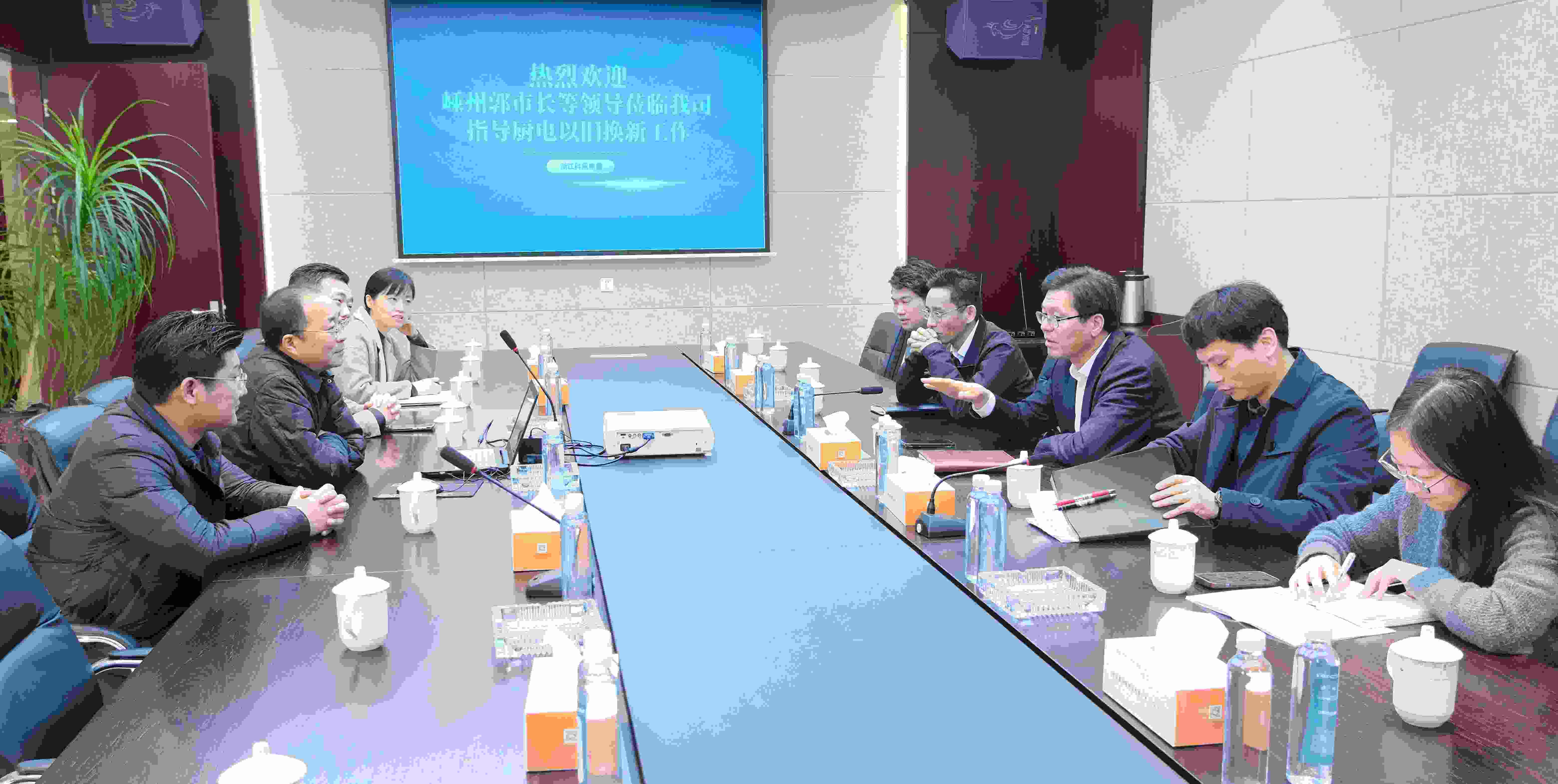 嵊州‌市副市長郭偉鋒，商務局領導一行蒞臨科恩調研廚電以舊換新工作！